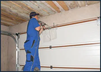 Garage Doors Store Repairs Needham, MA 781-488-5040 - cont-gdr-door-repair-08m